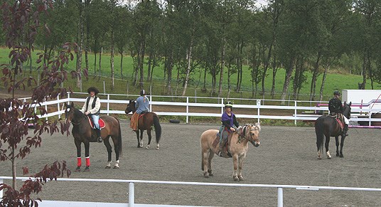 Brukere på Olaåsen hadde rideoppvisning. Foto: Arve Kleiven.