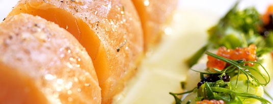 Speket lakserygg med smørsaus, rogn og syltet agurk/eplesalat. Foto: Tom Haga