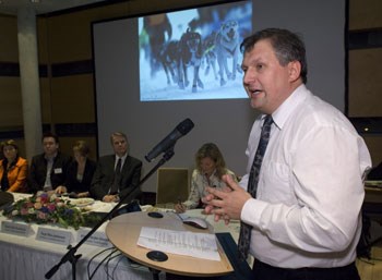 Landbruks- og matminister Terje Riis-Johansen under pressekonferansen i Den Norske Ambasade i Berlin. Foto: Gorm K. Gaare.