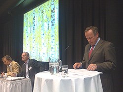 Landbruks- og matminiser Lars Peder Brekk under dagens konferanse. Foto: LMD