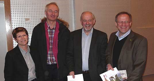 På konferansen Økoløft i kommuner. F.v: Gerd Holmboe Ottesen, professor Universitetet i Oslo. Helge Christie, prosjektleder Tolga kommune. Tore Bjørkli, landbruksdirektør Sør-Trøndelag. Lars Peder Brekk, landbruks- og matminister. Foto: LMD