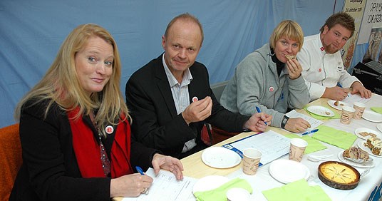 Juryen under året kåring, fra venstre: Redaktør Cecilie Louise Berg i Maison Mat & Vin, departementsråd Olav Ulleren i Landbruks- og matdepartementet, daglig leder Torunn Nordbø i Opplysningskontoret for brød og korn og Mats Erland Jensen fra Konditorlandslaget. Foto: LMD.