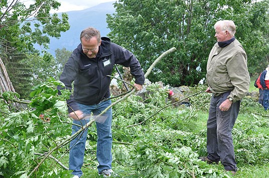 Landbruks- og matminister Lars Peder Brekk forsøker å lauve ask. Bonde Lars Grinde lærer bort teknikken.