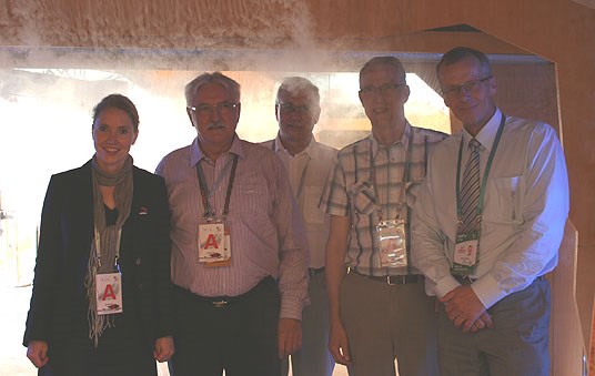 Bente Odlo, Norges generalkonsul i Shanghai Fred H. Nomme, Harald Ribe, Ola T. Heggem og Direktør for paviljongen Espen Guterud