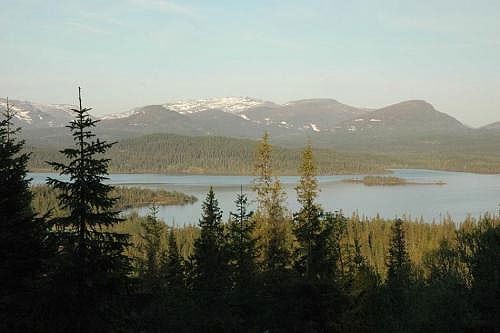Lauvsjøen med Hestkjølfjella bak.