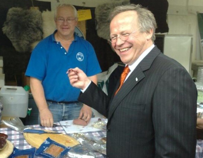 Mat: Lars Peder Brekk og matprodusent under Trøndersk Matfestival. Foto: LMD.