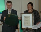 Miljø- og utviklingsminister Erik Solheim overrakte Statens Bymiljøpris 2008 til ordfører i Trondheim, Rita Ottervik. Foto: Miljøverndepartementet.