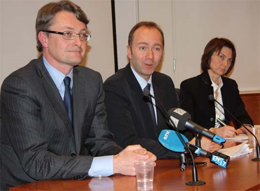 Fv. Øyvind Eriksen (Aker), Giske og Mette Wikborg (ekspedisjonssjef i Eierskapsavdelingen i departementet.