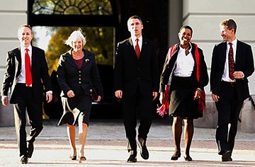 Statsministeren og de påtroppende statsrådene kommer ut på Slottsplassen. Foto: Scanpix.