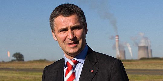 Prime Minister Jens Stoltenberg visits the Secunda plant outside Johannesburg. Photo: Scanpix.