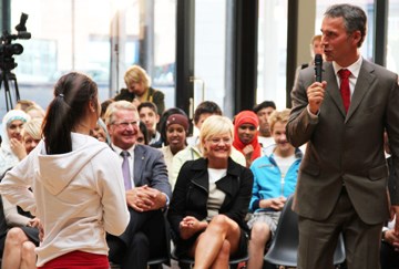 Statsminister Jens Stoltenberg svarer på spørsmål fra Silje Tyrihjell (Foto: Kunnskapsdepartementet)