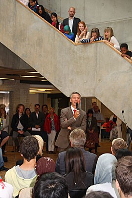 Statsminister Jens Stoltenberg på Fyrstikkalleen skole (Foto: SMK)