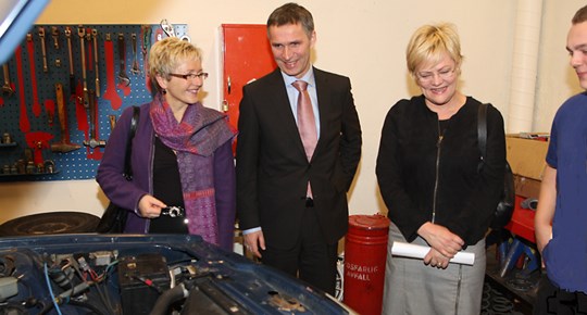 Kommunal- og regionalminister Navarsete, statsminister Stoltenberg og kunnskapsminister Halvorsen ser i moteroen på en Volvo sammen med elev ved Stovner videregående skole. Foto: Statsministerens kontor