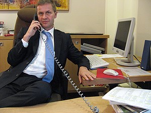 Bilde: Kofi Annan var utviklingsminister Erik Solheims første samtalepartner i den nye podkastserien. Foto: UD