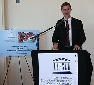 Miljø- og utviklingsminister Erik Solheim vil bidra til at de 72 millioner barna som i dag ikke får gå på skole, får denne muligheten. Foto: UD