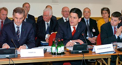 Foreign Minister Støre (left) during the AHCL meeting in London. Norway thanked the participants, in particular the Palestinians and Israelis, for their spirit of cooperation. (Photo: MFA)