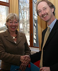 Flyktninghjelpens Elisabeth Rasmusson og ekspedisjonssjef Geir O. Pedersen etter at avtalen med UD var signert. Foto: Bjørn Svenungsen, UD