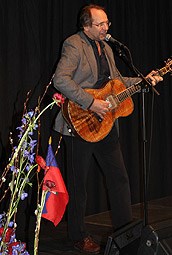 Ole Paus synger sin egen Haiti-vise under arrangementet 12. januar. Foto: UD