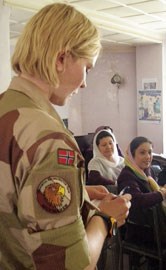 Den nye likestillingsrådgiveren for de norske styrkene i Faryab (PRT Maimanah) fikk også anledning til å presentere sitt arbeid. Foto: Toiko Tõnisson Kleppe