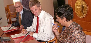 Mr Dan Tool, UNICEF - Minister of Int. Development Erik Solheim and Mrs Purnima Mane, UNFPA. Photo: de Brisis/MFA