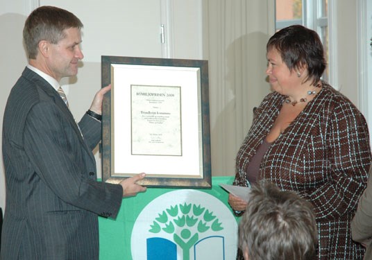 Miljø- og utviklingsminister Erik Solheim overrakte Statens Bymiljøpris 2008 til ordfører i Trondheim, Rita Ottervik. Foto: Miljøverndepartementet.