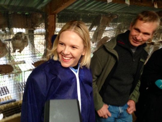 Landbruks- og matminister Sylvi Listhaug (frp) sammen med pelsdyrfarmer Leif Heddeland.