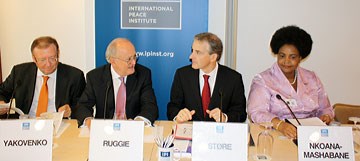 Den russiske viseutenriksministeren Yakovenko, John Ruggie, FNs spesialrepresentant for menneskerettigheter og næringsliv, utenriksminister Jonas Gahr Støre og den sør-afrikanske utenriksministeren Maite Nkoana-Mashaban på årets Trygve Lie-symposium om MR og næringsliv. Foto: Ragnhild Imerslund, UD