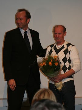 Kulturminister Trond Giske tildeler statsstipend til Elias Akselsen i forbindelse med fremleggelse av kulturbudsjettet for 2010, 23. okt 2009. Foto: KKD
