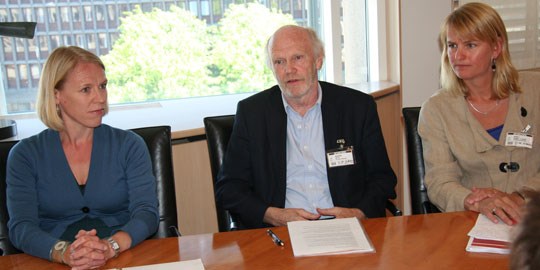 Kulturminister Anniken Huitfeldt, styreleder i Den norske forleggerforening Geir Berdahl og direktør i Bokhandlerforeningen Randi Øgrey. Foto: KUD