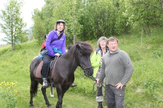 Fra befaringa ved slåttemarker, sommerfjøs og gamle steingjerder. Gunn Anne Sommersel (Ecofact f.v.), Randi Sjølie (Sametinget) og Per Kristian Monsen (grunneier). 