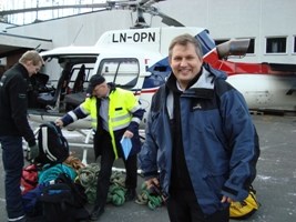 Olje- og energiministeren ble tatt i helikopter over damanleggene til Statkraft, Lyse og Sira Kvina etter besøket på Tonstad kraftverk. Foto: UC/OED