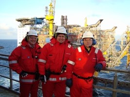 Terje Riis-Johansen får omvisning på Oseberg-plattformen av konserndirektør Øystein Michelsen og plattformsjef Torkjell Stangeland, begge i StatoilHydro. Foto: UC/OED