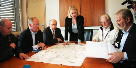 Fra venstre: Roger Ryberg, fylkesordfører i Buskerud, Sverre Seberg, president i Norges Skiforbund, Martin Kolberg, stortingsrepresentant for AP Buskerud, kulturminister Anniken Huitfeldt, Per Willy Holseter, styreleder i stiftelsen Vikersund Hoppsenter og Terje Bråthen, ordfører i Modum. Foto: Kulturdepartementet.
