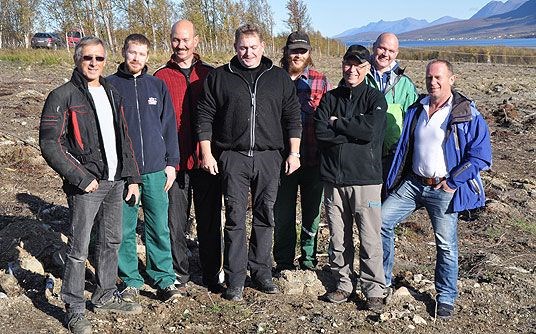Nydyrking: Karl-Arvid Brose (til venstre), Daniel Høiseth, Jan-Tore Aronsen, Karl Halfdan Botngaard, Lasse Håvard Lyngmo, Bjørnar J. Pettersen, Kjetil Ribe og Håvard Jenssen er blant bøndene som dyrker opp ny mark.