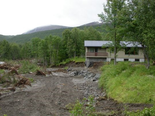 Til venstre i bildet renner vanligvis en litt stor bekk som gikk helt amok.