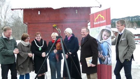 Fra venstre: Eiere og drivere av Kirkerud gård, Kari og Christian Frank, ordfører i Nittedal Hilde Thorkildsen, kommunal- og regionalminister Liv Signe Navarsete, fylkesmann i Oslo og Akershus Valgerd Svarstad Haugland, landbruks- og matminister Lars Peder Brekk og administrerende direktør i Matmerk Ola Hedstein