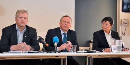 Fra dagens pressekonferanse, fra venstre: Leder i Norges Bondelag Nils T. Bjørke, Landbruks- og matminister Lars Peder Brekk og Leder i Norsk Bonde- og Småbrukarlag Merete Furuberg