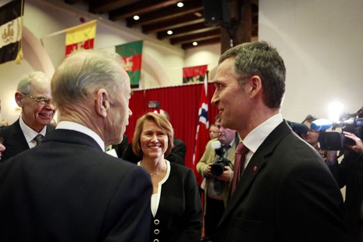 Austlid-familien, her ved Bjørnar og Hallvard, hilste på Grete Faremo og Jens Stoltenberg.