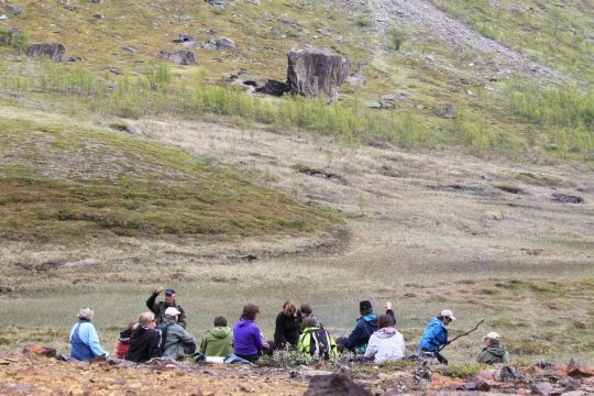 Bålkaffe, vafler og tørket sauekjøtt på fjellet ved kobbergruvene. 