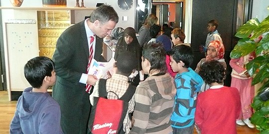 Elever fra Møllergata skole møter statsministeren for å overrekke tegningene til Nelson Mandela. Foto: SMK.
