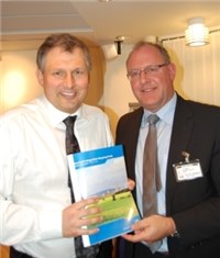 Brian Bjordal i Gassco overrekker rapporten til Terje Riis-Johansen. Foto: UC/OED