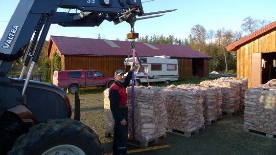 Veiing av storsekk hos vedprodusent Arne Øvergård, Øverbygd i Målselv.