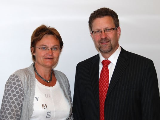 Statsråd Rigmor Aasrud sammen med Canadas minister for urfolkssaker og utviklingen i nordområdene, Chuck Strahl