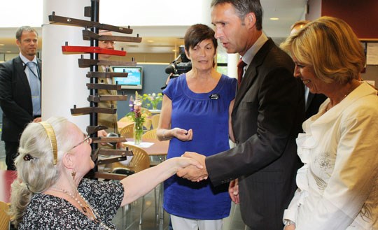 Statsminister Jens Stoltenberg og helse- og omsorgsminister Anne-Grete Strøm-Erichsen hilser på beboer på Rolvsrud sykehjem i Lørenskog.