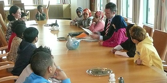 Elever fra Møllergata skole møter statsministeren for å overrekke tegningene til Nelson Mandela. Foto: SMK.