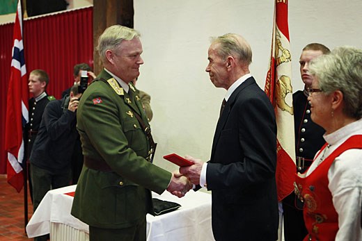 Forsvarssjef Harald Sunde da Krigskorset med sverd til Eiliv Austlids etterlatte.