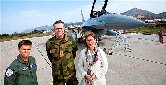 Kontingentsjef oblt Bård Solheim, sjef FOH generalløytnant Bernt Iver Ferdinand Brovold og forsvarsminister Grete Faremo. - Foto: Forsvaret