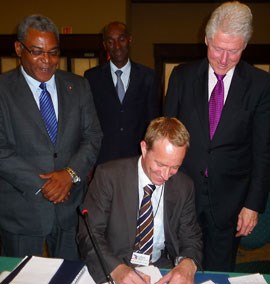 Spesialutsending Halvor Sætre undertegner avtale om støtte til flergiverfondet for Haiti, til venstre Haitis statsminister Jean-Max Bellerive, bak Haitis finansminister Baudin og til høyre Bill Clinton, FNs spesialutsending til Haiti. Foto:E. Slåttum,  UD