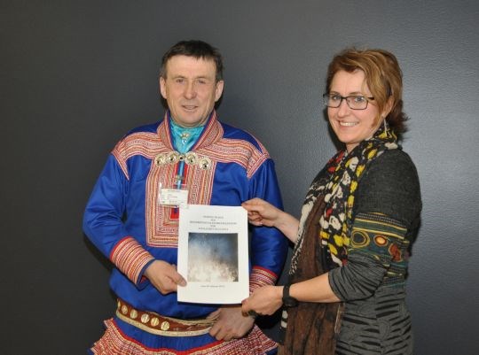 Norske Reindriftsamers Landsforbund forhandlingsleder Nils Henrik Sara og Statens forhandlingsleder ekspedisjonssjef Anne Marie Glosli