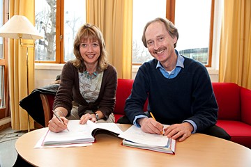 Avtalen mellom UD og Røde Kors underskrives. Ekspedisjonssjef Geir O. Pedersen til høyre og Ann-Magrit Astenå, assisterende generalsekretær i Norges Røde Kors, til venstre. (Foto: Norges Røde Kors)